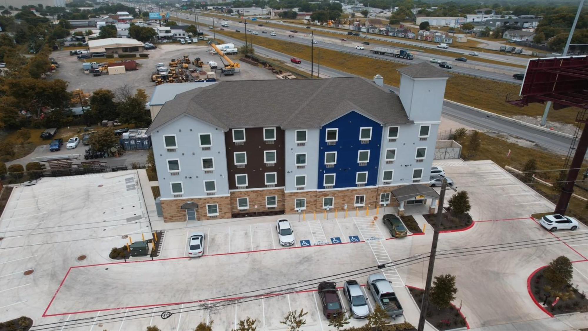 Texas Bungalows Hotel And Hotel Que At I35 Austin Pflugerville Exterior photo